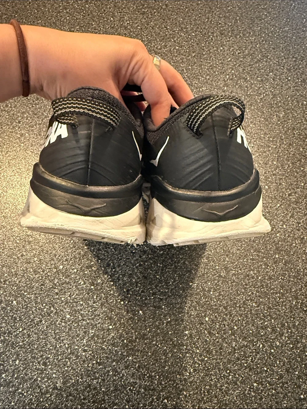 Hoka Women's Arahi 4 Black Athletic Running Shoes - size 9